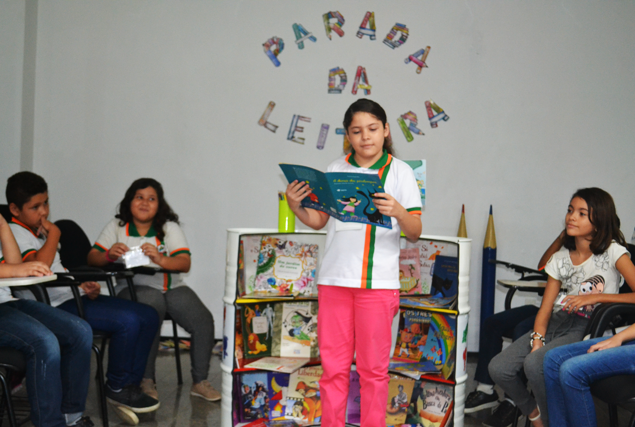 crianca-le-livro-para-os-coleguinhas-15538780120.png
