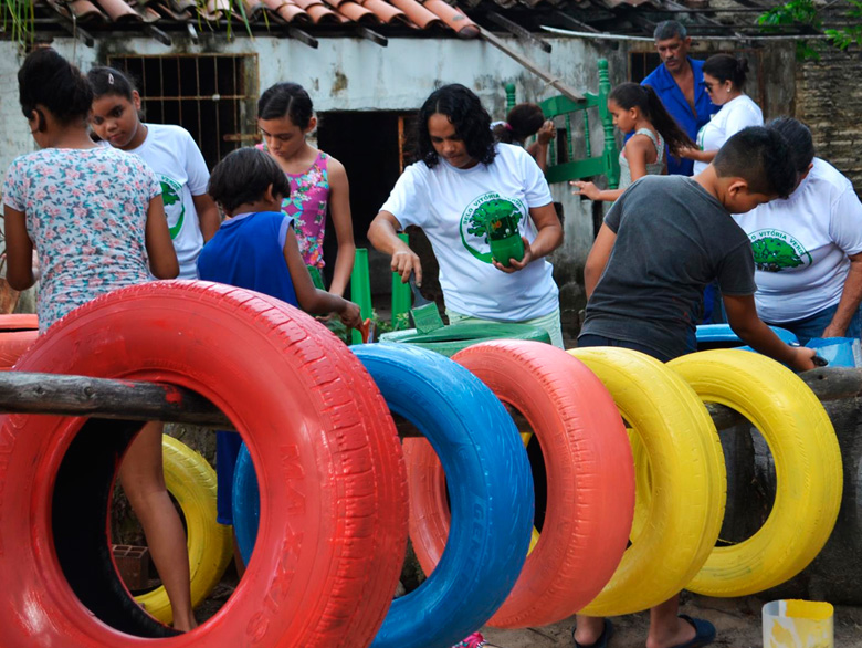 Como Ação Inovadora do Prêmio Melhoria da Qualidade do Ar, o projeto “Cuidar do lixo é cuidar da vida” ensina a comunidade a transformar os pontos de lixo em jardins ecológicos.